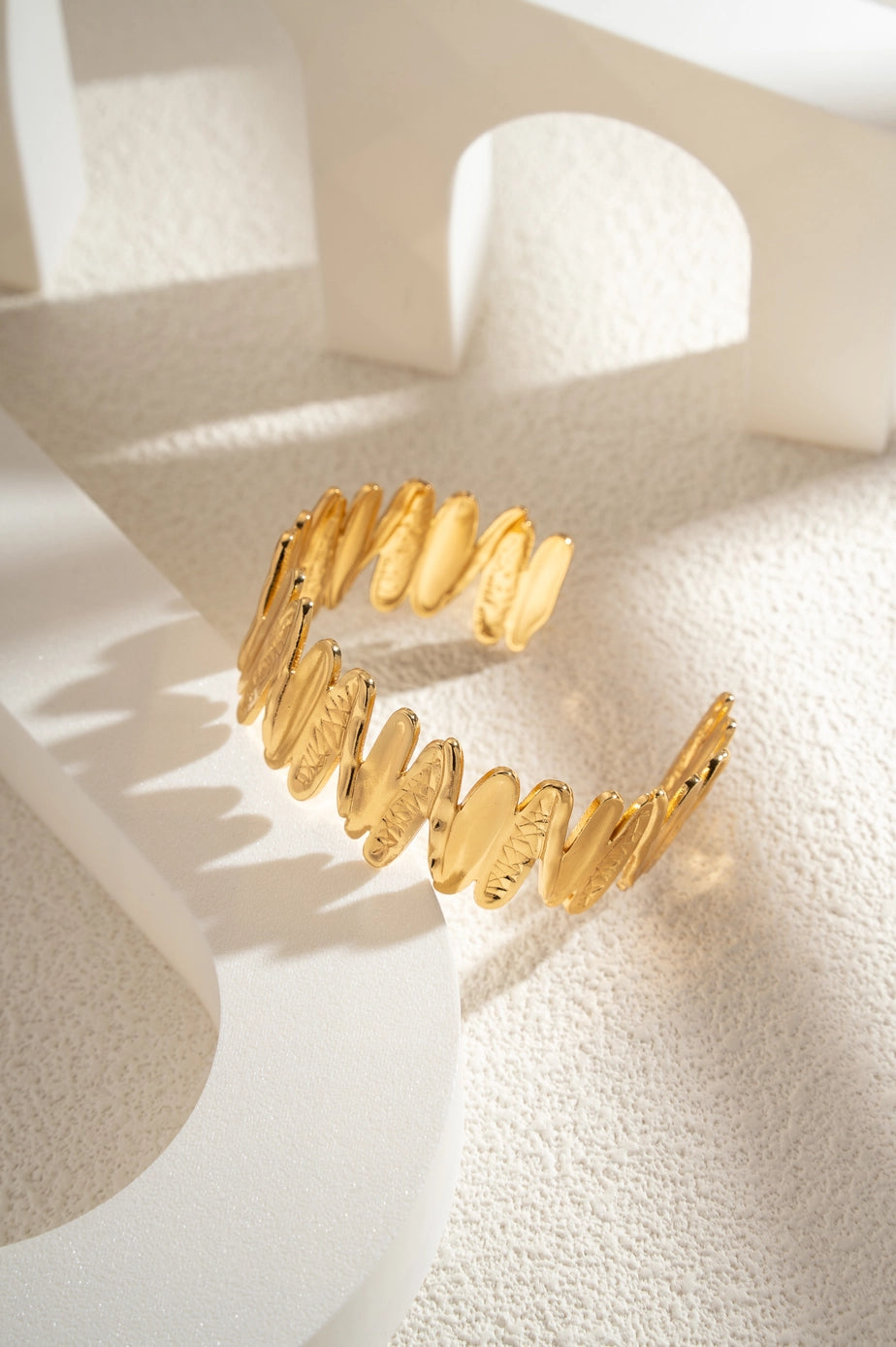 Stainless Steel Oval Link Bracelet – Gold